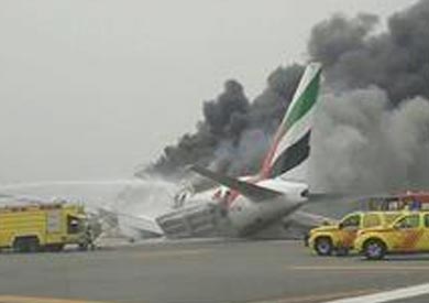 إخلاء جميع ركاب طائرة طيران الإمارات بمطار «دبي» قبل اندلاع النيران بها Plane-emarat