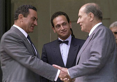 مبارك وزمانه من المنصة إلي الميدان (الحلقة السادسة) .. فى باريس حكايات أخرى! Mubarak-Francois