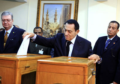 لأول مرة منذ عدة سنوات.. لجنة أسرة (مبارك) خالية من الناخبين   Mubarak-casts-his-vote-1