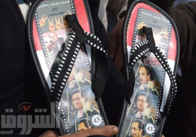 بالصور...شباشب صيني عليها صور مبارك و جمال و العادلي و سرور تباع أمام أكاديمية الشرطة Mubarak_choase