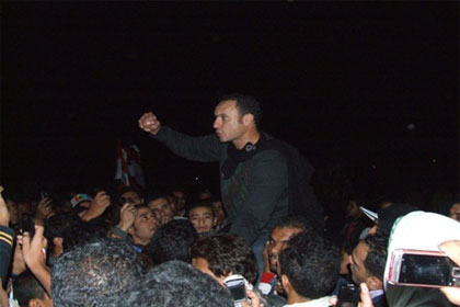 ثوار التحرير يرفضون منصة ابو اسماعيل التزاما بمبادى الميدان ونادر السيد يقود مسيرة لتسليم السلطة Nader-el-sayed