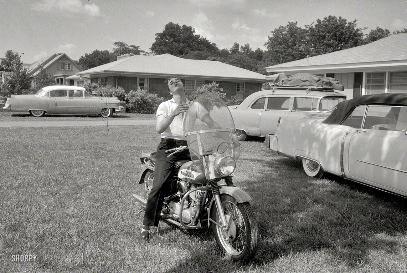 Les stars et les harleys - Page 3 SHORPY_Elvis_Presley_1956_83