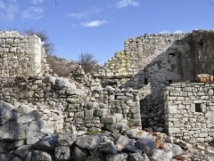 Kalaja e Drishtit, monumenti kulturor qe po shuhet 1328180611-kalaja_po_shuhet