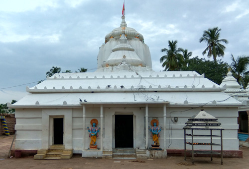 FAMOUS TEMPLES OF PURI :  Temples outside of Puri Alarnathtemple