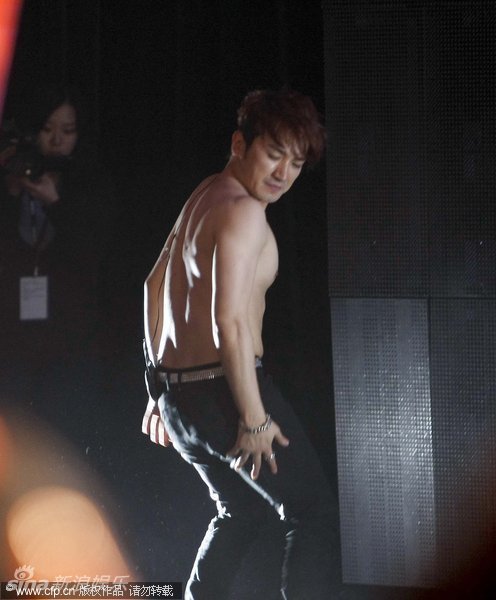 [1.5.12][News Pics] Shinhwa @ 430 Shanghai Concert  704_632613_865322