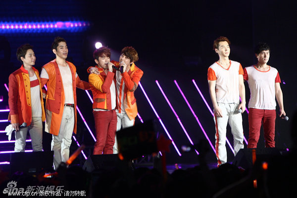 [1.5.12][News Pics] Shinhwa @ 430 Shanghai Concert  704_632616_709183