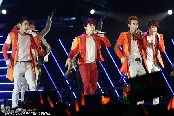 [1.5.12][News Pics] Shinhwa @ 430 Shanghai Concert  704_632617_605510