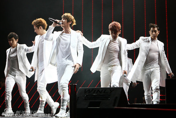 [1.5.12][News Pics] Shinhwa @ 430 Shanghai Concert  704_632618_443142