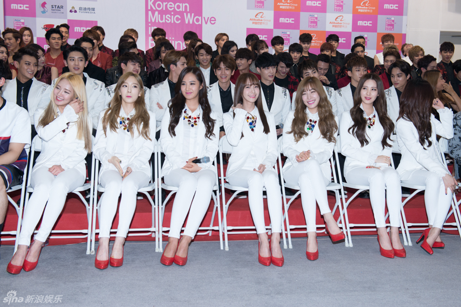 [PIC][24-10-2014]SNSD khởi hành đi Trung Quốc để biểu diễn tại "MBC Korean Music Wave in Beijing 2014" vào chiều nay - Page 4 704_1456990_785203