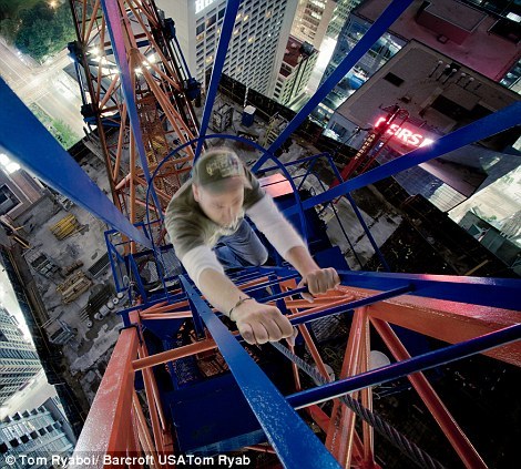 惊险异常的楼顶摄影：镜头记录高楼壮观景象(组图) 453_7621_791619