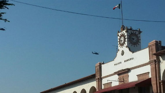 Ingresan autodefensas a Apatzingán Ingresaron sin armas y custodiados por elementos de la Policía Fe Helicopteros