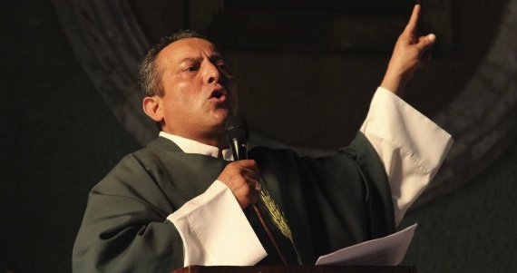 Rebelión: un sacerdote llama a la insurrección y quiere ser alcalde Padre-goyo