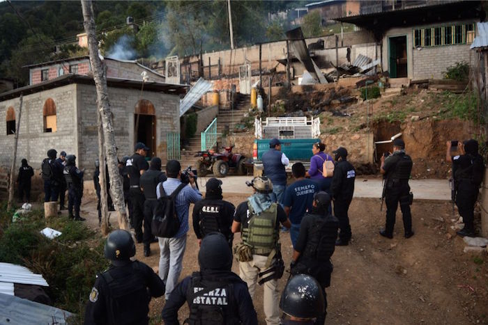 Criminales sitian pueblo de Guerrero, queman casas, asesinan, y cierran escuelas Mini-04112015lo-policias-casas-quemadas-polixtepec-001-1