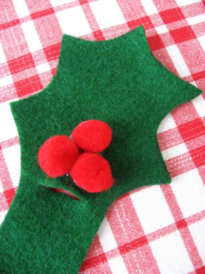 خياطات منوعه باالخطوات المصوره Felt-holly-napkin-ring-2