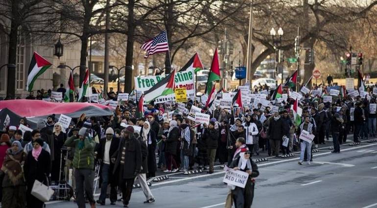 The "Palestinian" flag was raised in front of the White House in protest against Trump's decision  20171217_112051-716