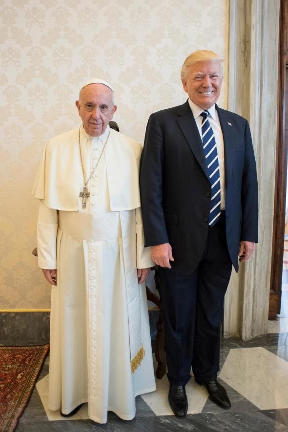 ¿Cuánto mide el Papa Francisco? - Altura - Pope Francis Real height 170524_SLATEST_Sad-Pope-Donald-Trump.jpg.CROP.promovar-mediumlarge