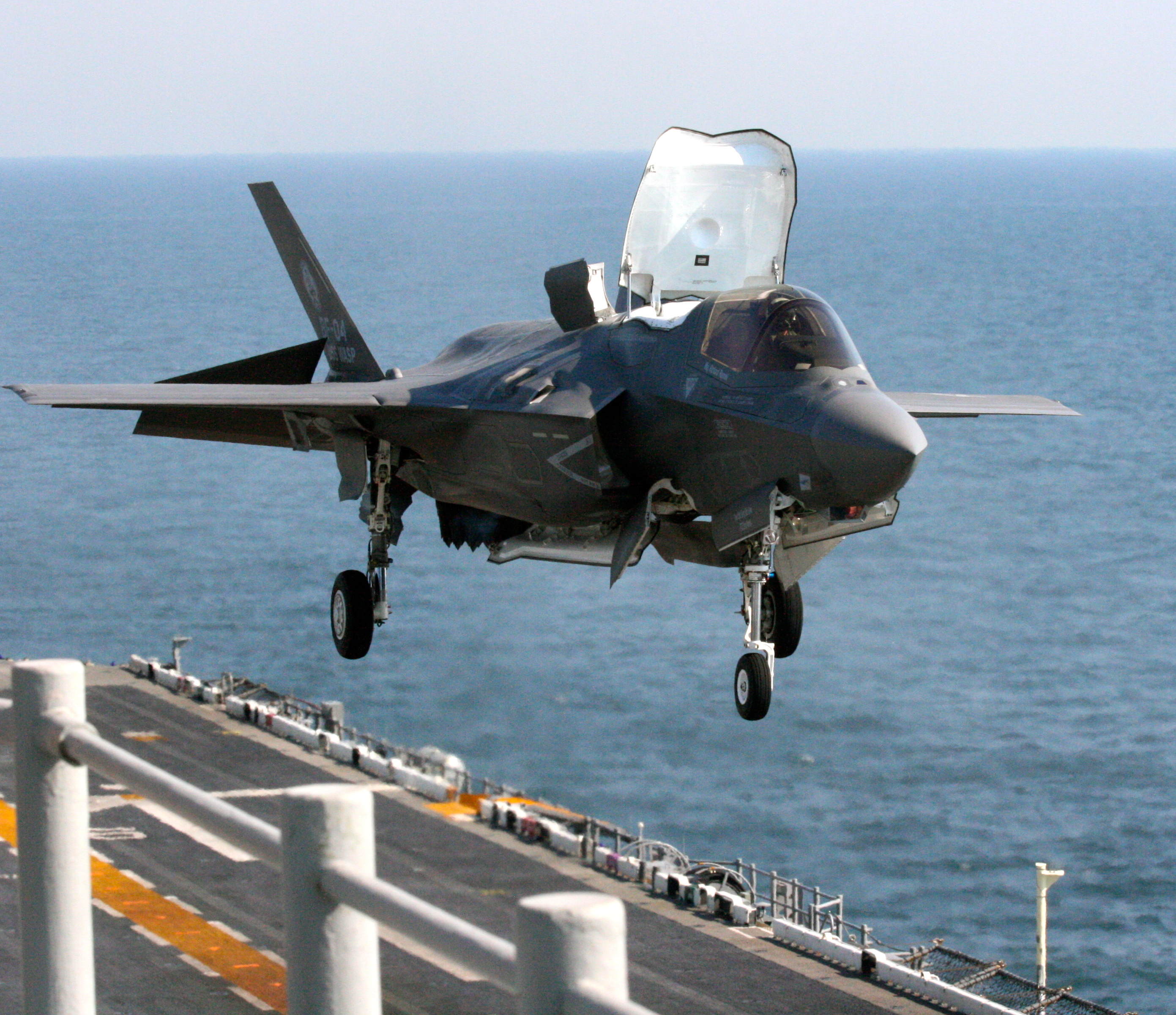 المارد الياباني يداعب التنين الصيني ...الحاملة  Izumo-class التي ليست حاملة !! F35B-Landing-on-the-WASP