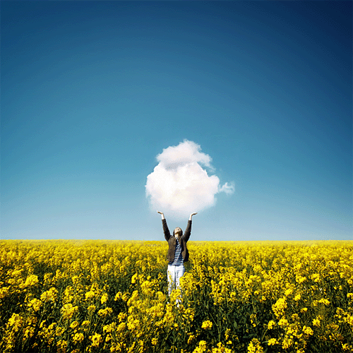 اجمل اللقطات ...ابداع بمعني الكلمة Cloud-under-hand