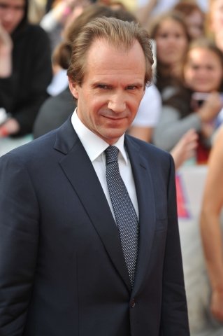 ... RALPH FIENNES 31827380