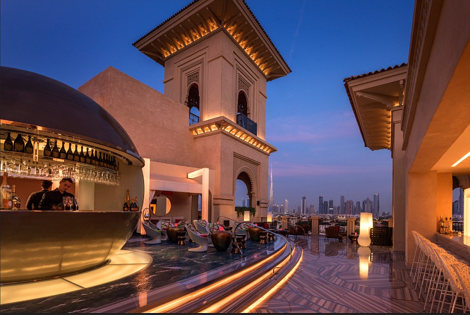 	أسطح فنادق مذهلة 374AA92B00000578-3743437-The_jewel_atop_Four_Seasons_Mercury_Lounge_is_a_dynamic_Dubai_ro-a-52_1471359863094