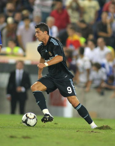 الدوري الاسباني اللا ليغا La Liga للموسم الكروي القادم (2010/2011) يفتتح في يوم الأحد الموافق 29 آب/أغسطس 2010 بلعب 10 مباريات في يوم واحد (إقرأ جدول المباريات الافتتاحية) Ronaldo