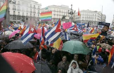 Cientos de personas firman el manifiesto de Madrid a favor de la libertad en Cuba 1234447979_182772_fotonoticia_normal_0