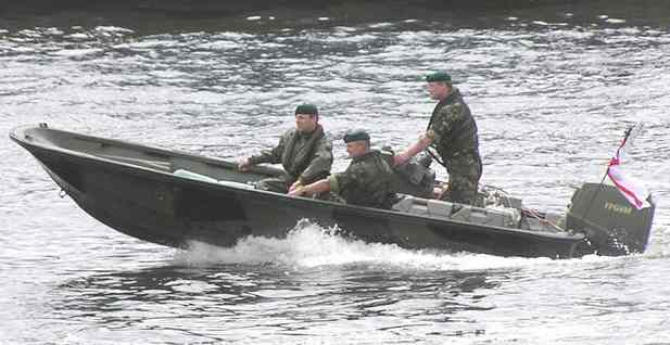 معلومات عن الأسلحة التي يتم حشدها ضد العراق Royal_Marines_rigid_raider_boat