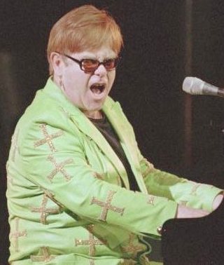 Le jeu des photos Elton_john_green_jacket_piano