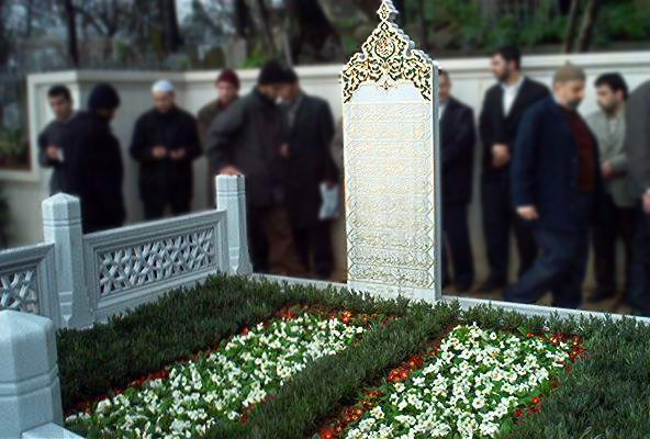 Prof. Dr. Mahmud Es'ad Coşan (Rh.A) Hocaefendi'nin Kabrinden Muhtelif Görüntüler Kabir14