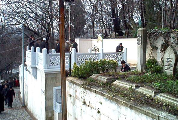 Prof. Dr. Mahmud Es'ad Coşan (Rh.A) Hocaefendi'nin Kabrinden Muhtelif Görüntüler Kabir16