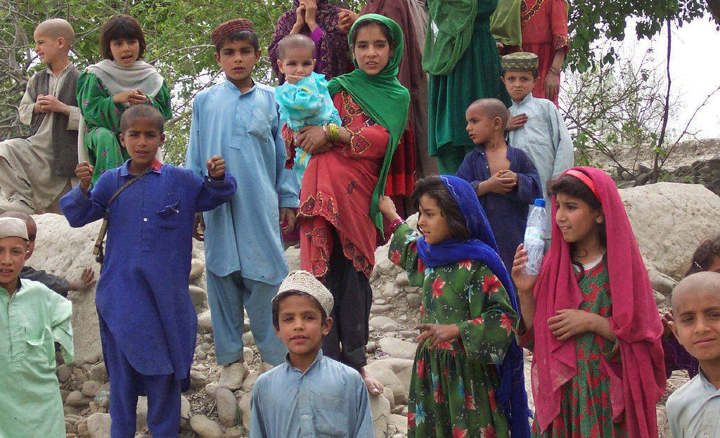 عبر عن شعوركـ بصورة .. - صفحة 3 Afghan_children_in_Khost_Provin