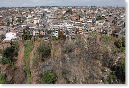 Plus de 100 glissements de terrain provoqués par les fortes pluies laissent au moins 14 morts à Salvador, au Brésil  Salvador_landslides_april_2015