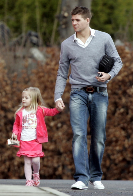 @ جيـــــرارد @ Steven-Gerrard-and-Lilly-Ella-in-Liverpool