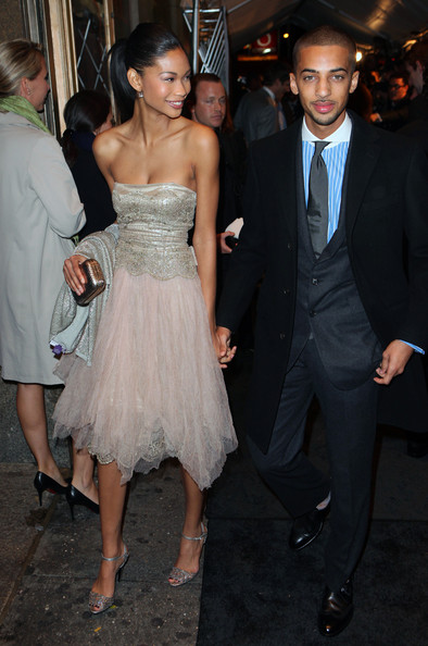 .... العارضة السمراء صنفت كأكثر عارضة أزياء طلبًا للمشاركة.... Chanel-iman-11-30-09