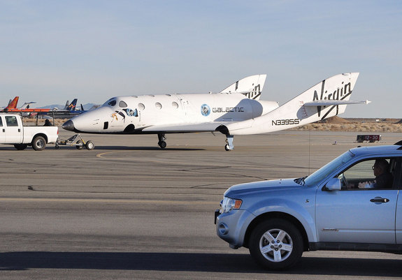 SpaceShipTwo / White Knight 2 - Page 12 Spaceshiptwo-fourth-drop-test-runway-110113