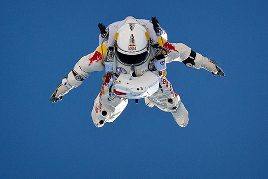 فيليكس يدخل التاريخ بأعلى قفزة في تاريخ البشرية Space-jump-skydive-red-bull-stratos-felix-baumgartner1