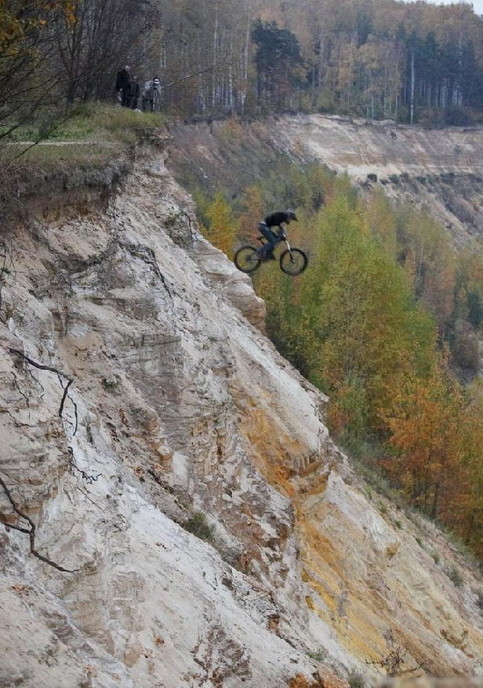 BilderSpiel :D! - Seite 14 Mit-mountain-bike-abhang-hinunter