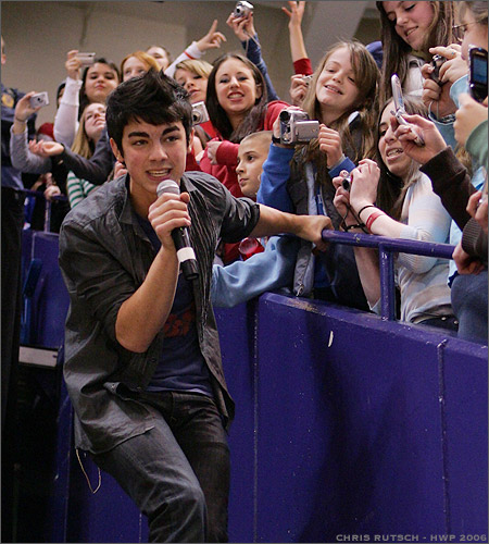 Joe Jonas... Jonas03