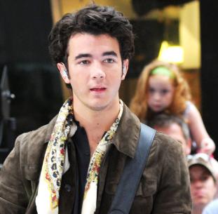 صور عامة لjones brothers  Kevin-jonas