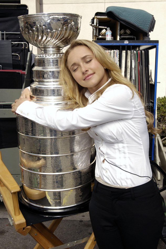 Famosetes que apoyen equipos de la NHL - Página 8 Hayden-panettiere-stanley-cup-03