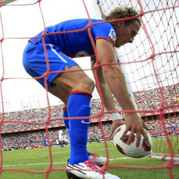 Varios jugadores del Atleti niegan el balón a Forlán Forlan3502