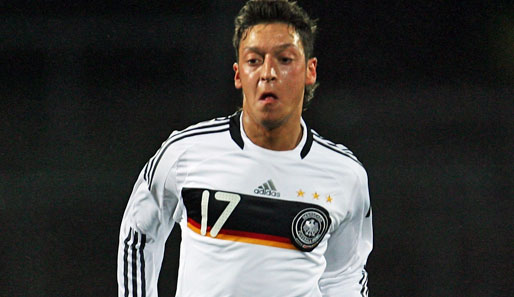 Özil substitui Fabregas? Mesut-oezil-dfb-514