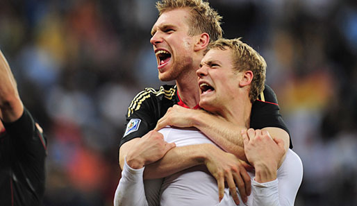 Die Plauderecke - Seite 3 Dfb-team-wm-manuel-neuer-per-mertesacker