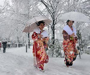 Earth Changes 2013 - Daily Updates - Page 37 Women-kimono-snow-tokyo-japan-january-2013-afp-lg