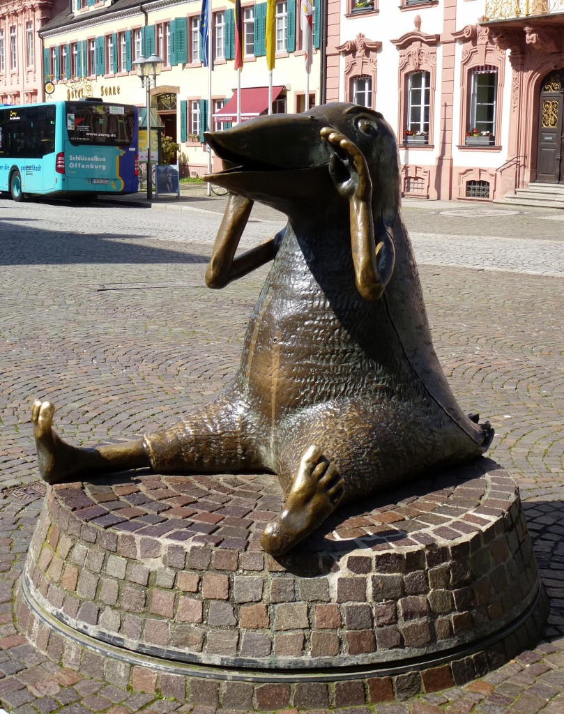 Les sculptures les plus insolite  Offenburg-diesen-lustigen-vogelwesen-sitzen-43932