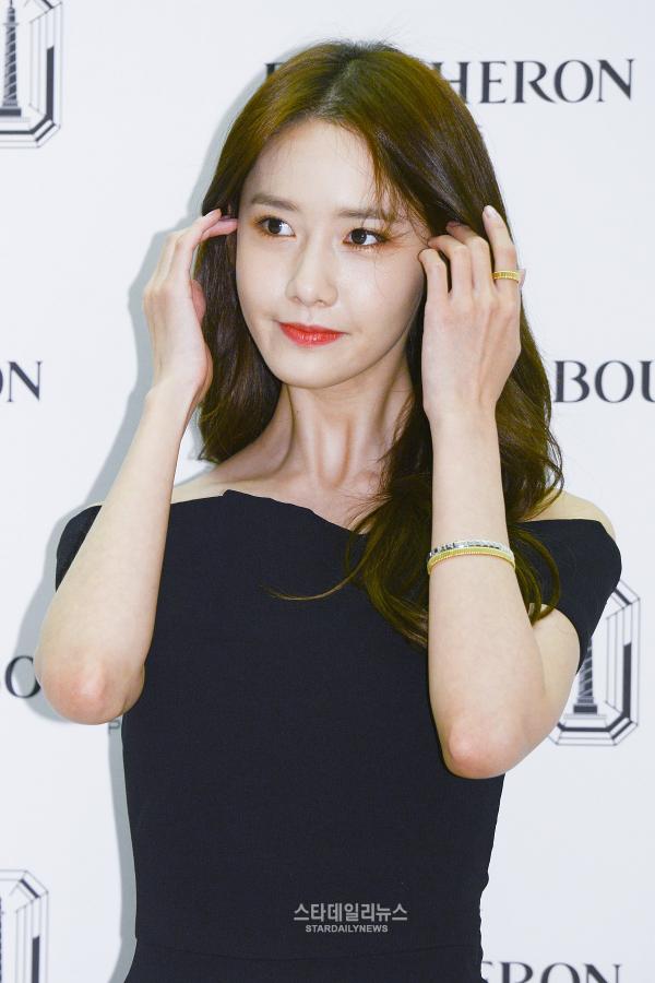 [PIC][22-11-2016]YoonA tham dự sự kiện ra mắt BST mới của "Boucheron Quattro grosgrain & Clous de Paris" vào chiều nay 122295_147834_3459