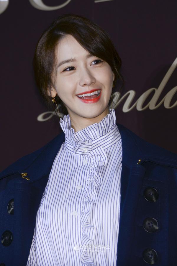 [PIC][29-11-2016]YoonA tham dự sự kiện "160th Anniversary BURBERRY 'THE TALE OF THOMAS BURBERRY'" tại Seoul Flagship Store vào tối nay 123475_149118_2040