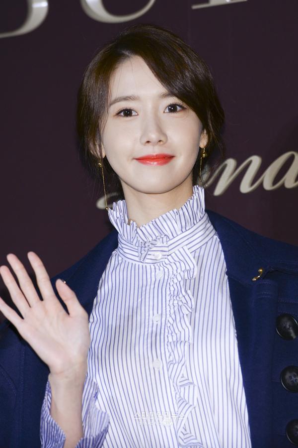 [PIC][29-11-2016]YoonA tham dự sự kiện "160th Anniversary BURBERRY 'THE TALE OF THOMAS BURBERRY'" tại Seoul Flagship Store vào tối nay 123476_149120_2147