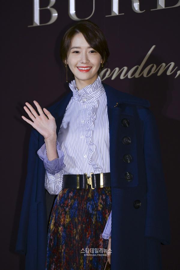 [PIC][29-11-2016]YoonA tham dự sự kiện "160th Anniversary BURBERRY 'THE TALE OF THOMAS BURBERRY'" tại Seoul Flagship Store vào tối nay 123477_149121_234