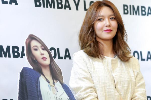 [PIC][10-03-2017]SooYoung tham dự buổi Fansign cho dòng thời trang "BIMBA Y LOLA" tại Lotte Department Store vào chiều nay 137112_164333_2554